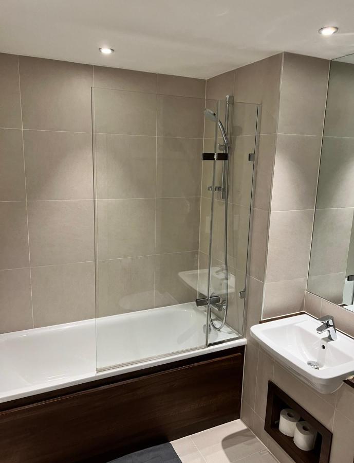Modern Room In Apartment With Private Bathroom Croydon Esterno foto